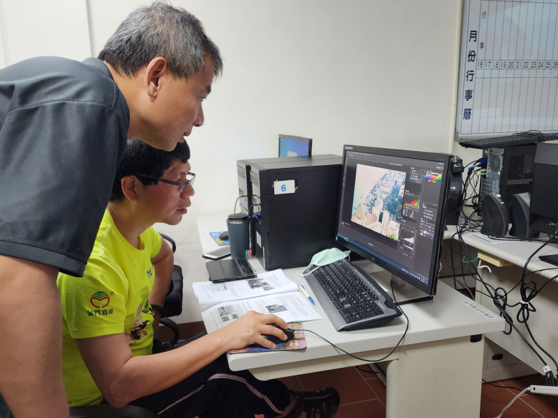 老師指導學員更改圖片顏色