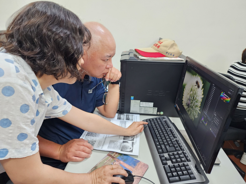 學員之間互相討論調整影像色彩與美化圖片