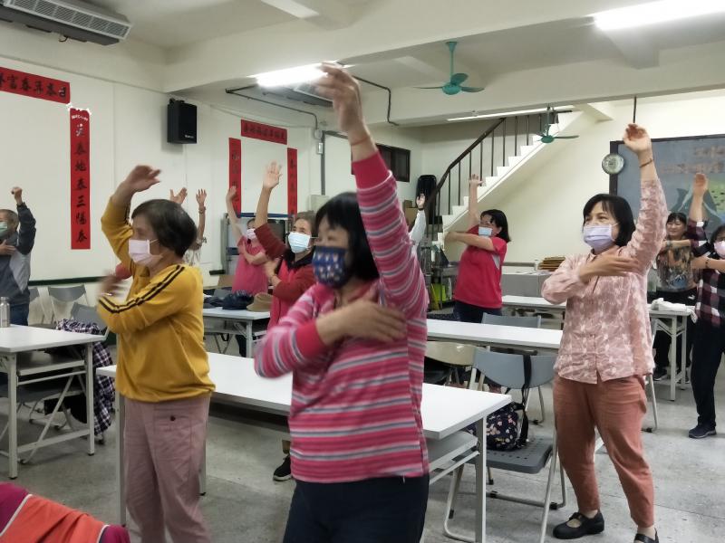長者們非常的開心課程能結合運動，快樂動手動腳