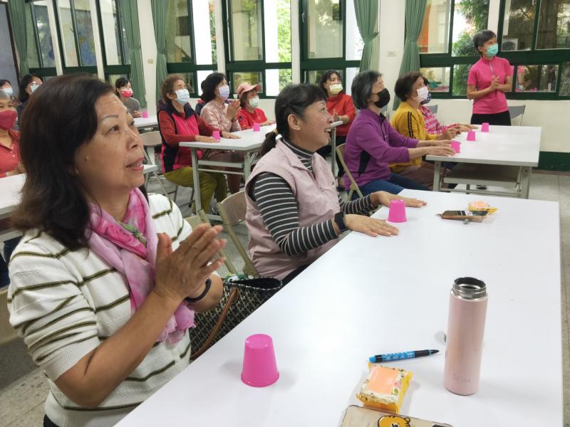 手部運動「杯子舞」大家跟上節奏動手