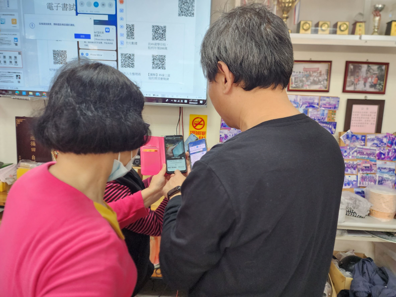 老師指導學員掃描QR code的方法