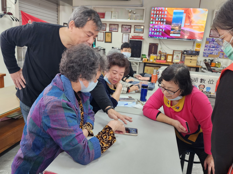 老師向學員說明使用手機常遇到的問題