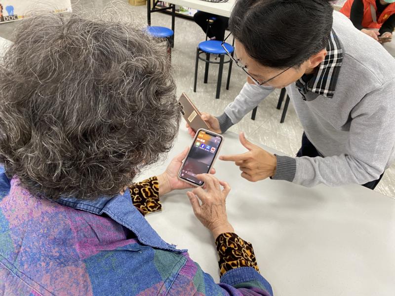 助教教導學員使用快速搜尋的方法