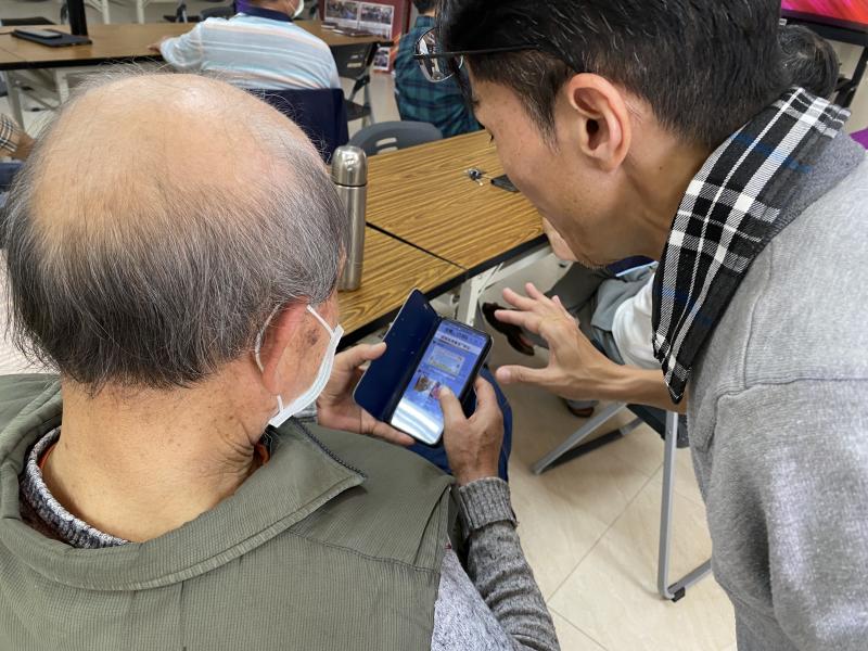 助教教導學員如何刪除line對話