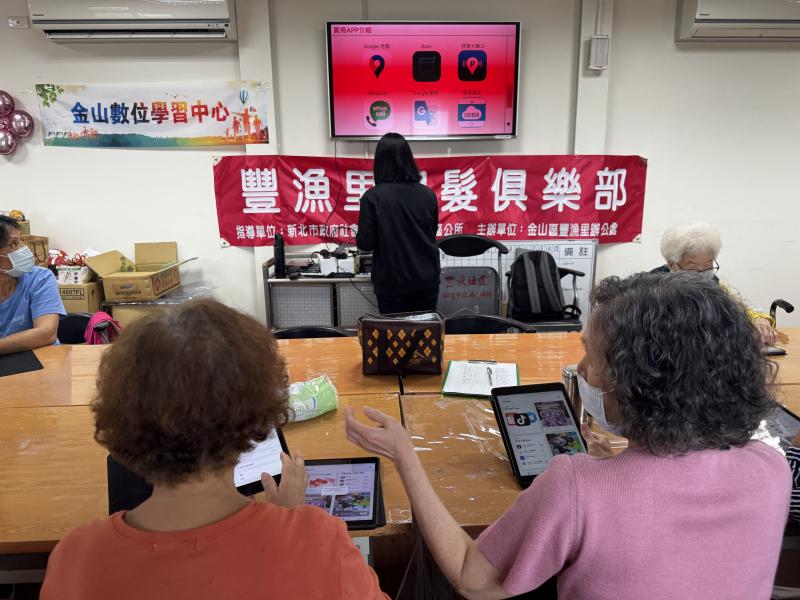 長輩認真學習平板課程及常用的app