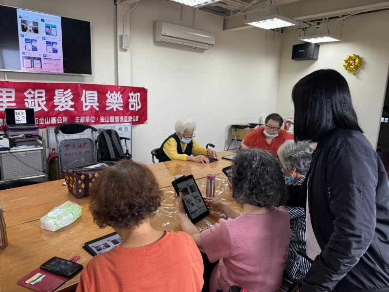 老師教長輩學習平板應用解說