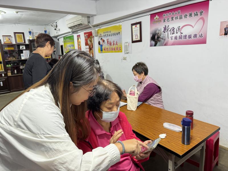 老師與學員教導app製作社群小編