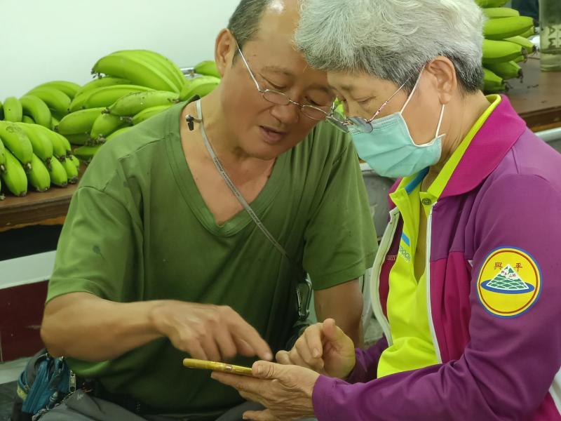 學員互相學習，共同進步。對於不太會的手機影片剪輯，也能在互助中逐漸掌握技巧。