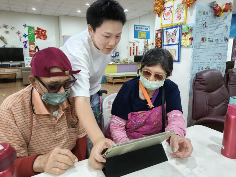 老師教長輩學習如何掃QR Code 做線上健康檢測