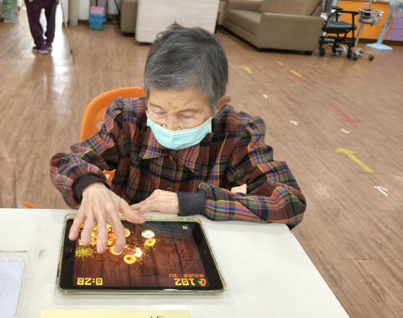 90歲阿嬤趣味APP初體驗， 訓練手眼協調，玩得不亦樂乎~