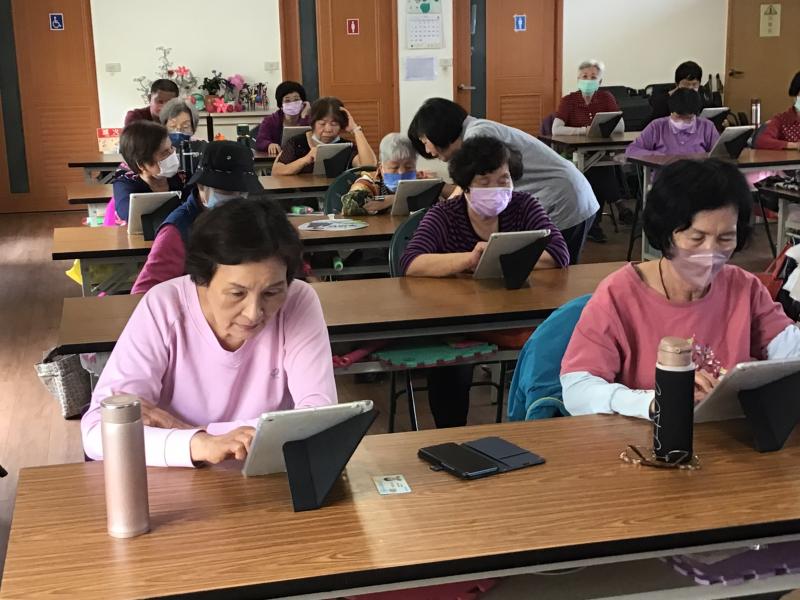 據點工作人員陪同據點長者上課學習狀況