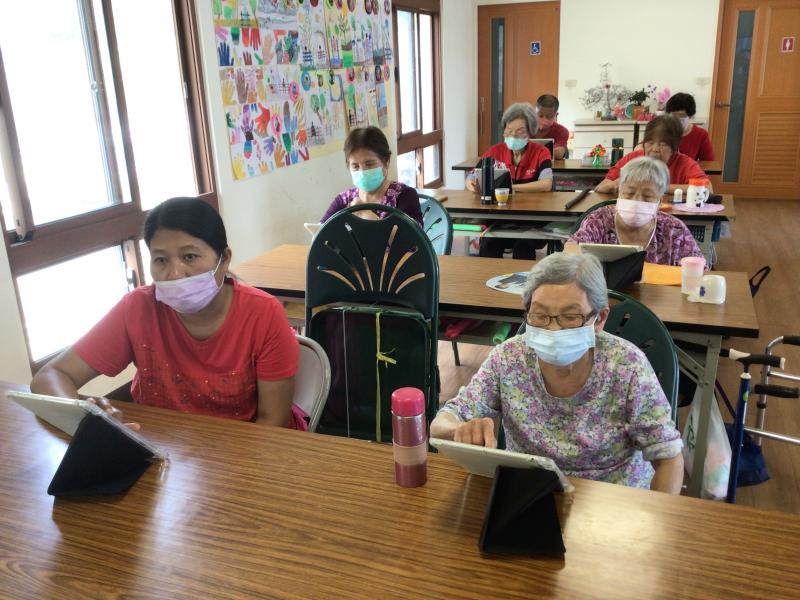 外籍居家照顧員陪同據點長者上課學習狀況