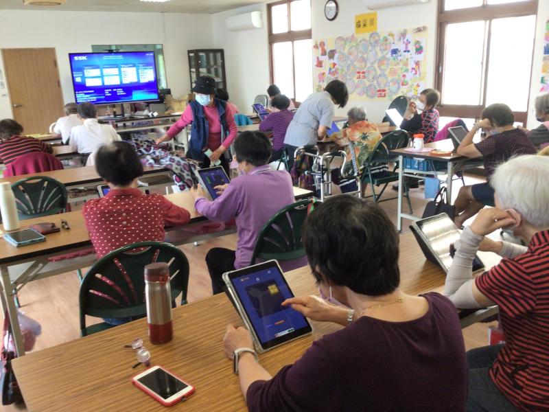 據點工作人員陪同據點長者上課學習狀況