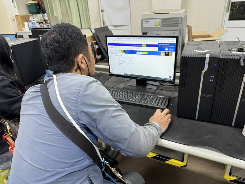 學員在練習canva功能