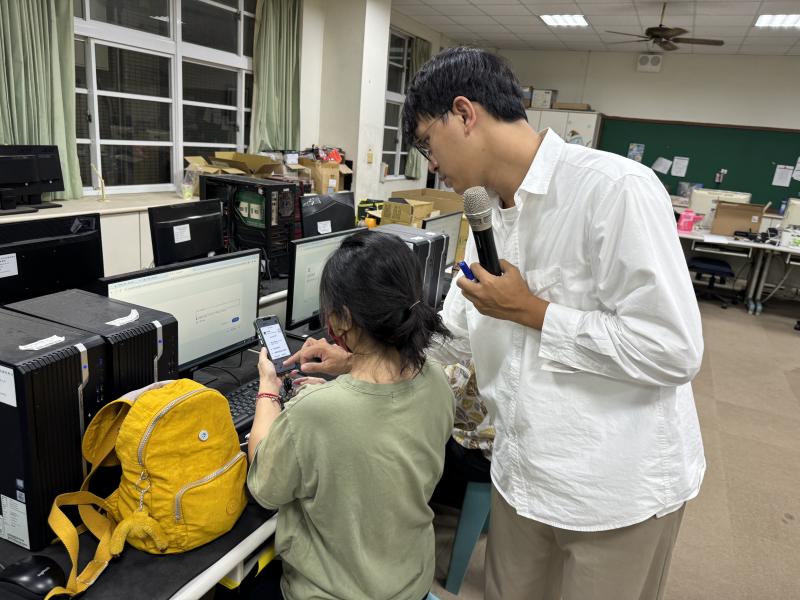 老師指導學員操作