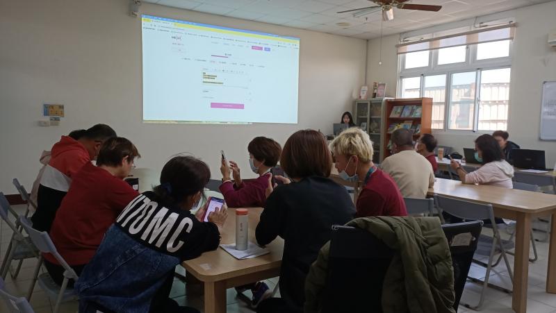 社區志工對二維碼充滿了好奇。他們都很想了解二維碼可以如何應用。