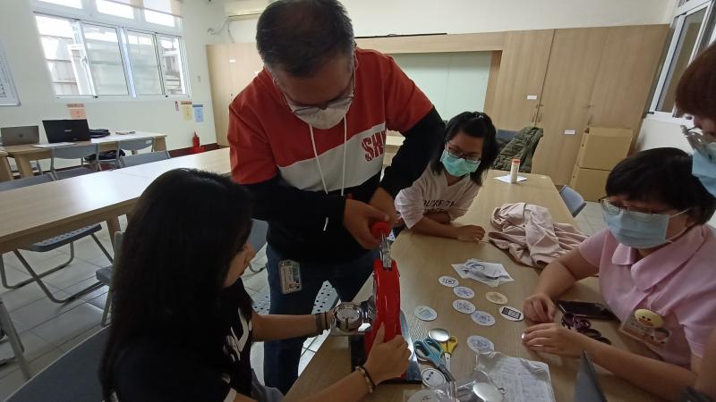 學員能夠使用生成工具創作出一些簡單的二維碼，並製成胸章