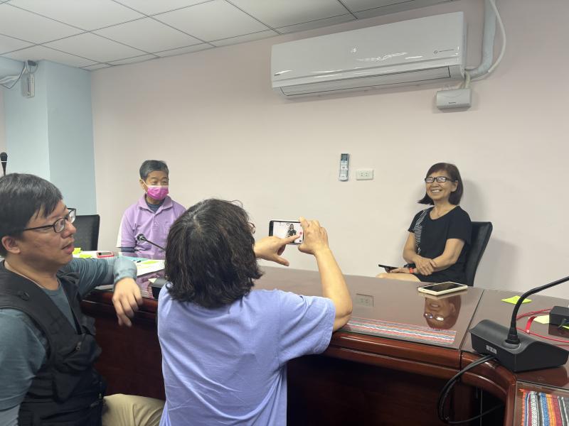 老師認真指導拍攝剪輯課程。