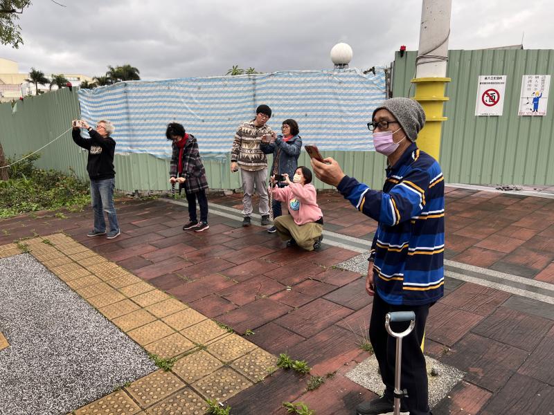 先在課堂上講解拍攝技巧與注意事項。課後，讓學員在教室外操作練習。