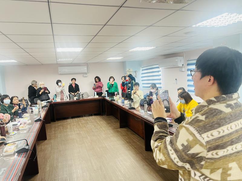 進行採訪拍攝，老師示範如何採訪，以及採訪時該站的位置。