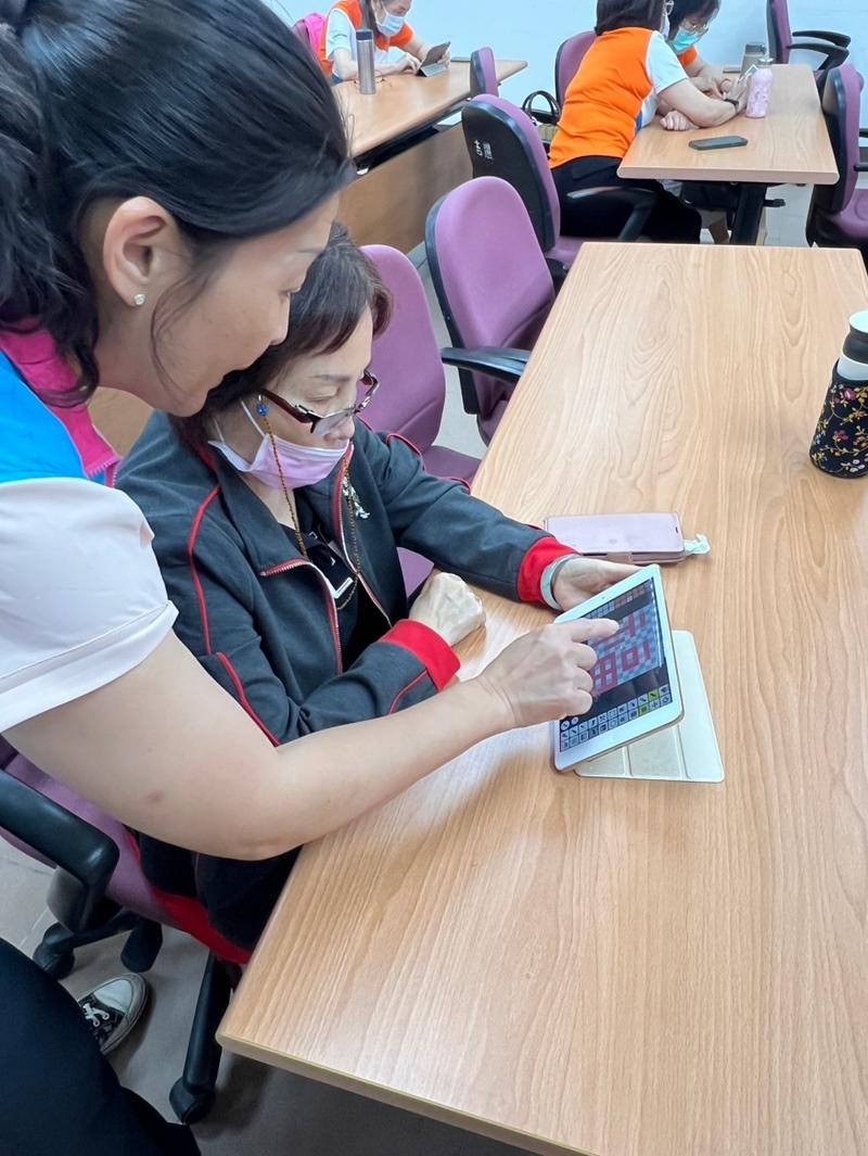 種子學員們在平板上畫著屬於自己的圖案，絞盡腦汁中~