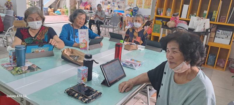 長者等待中自行操作平板