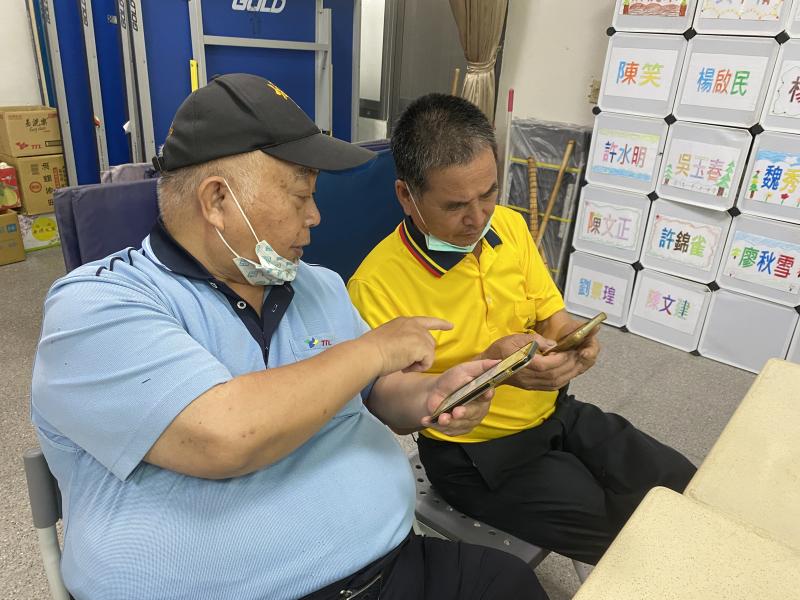 老師教得沒學起來我們立馬請旁邊的大哥負責教會,人人都可以是幫手喔!