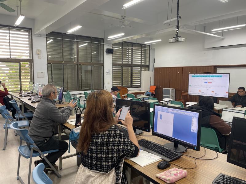 學員利用手機AI軟體