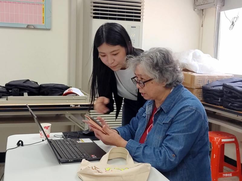 講師與學員透過筆電網路及手機快樂的學習增加數位運用的知識