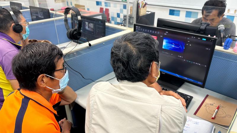 學員們互相協助討論如何剪輯、上字幕...等。