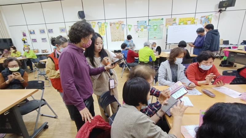 從對於手機和數位地圖的操作不太熟悉，到掌握基本的操作技巧。