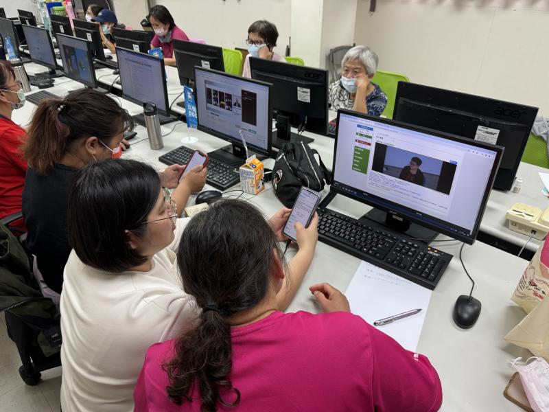 ！學員們使用學習一點通觀看影片！