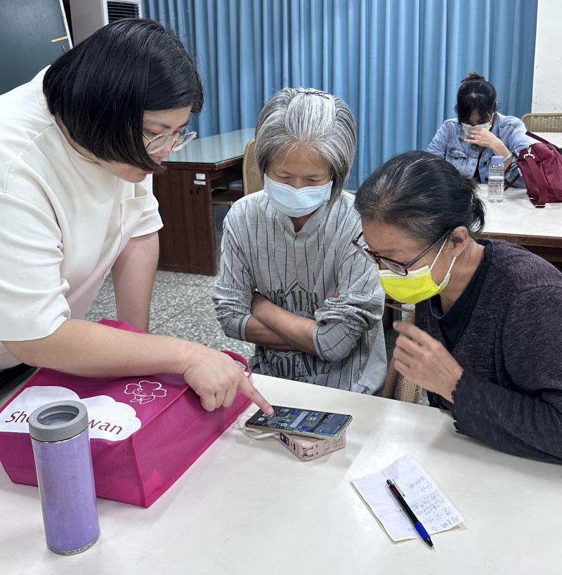 數位培力課程內容有別於以往單純上課的模式,以教會志工們如何幫助一般民眾數位問題為主要目的
