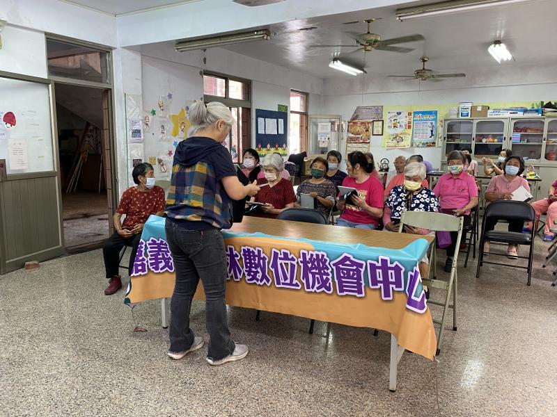 老師認真的講解，學員認真的學習。