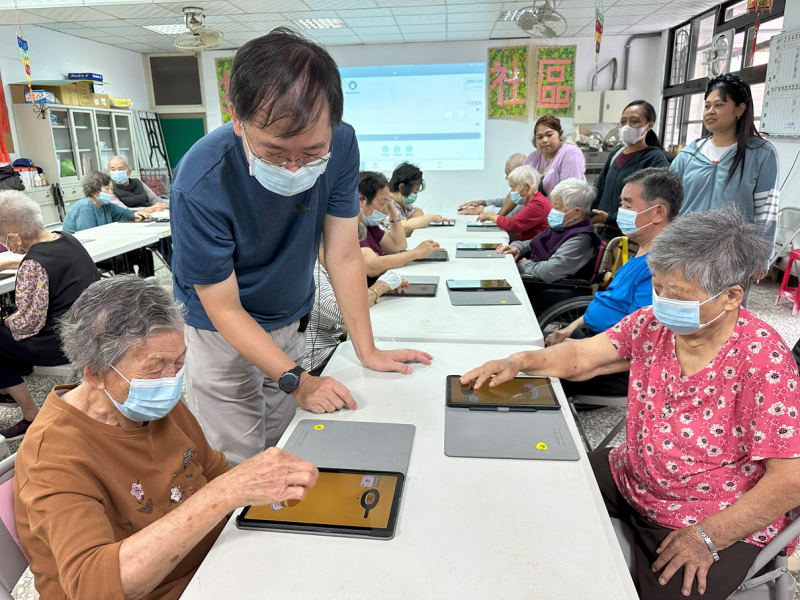 老師向長輩解說