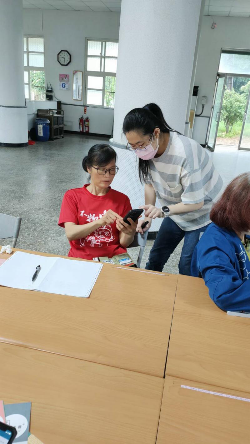 老師協助藤學操作示範