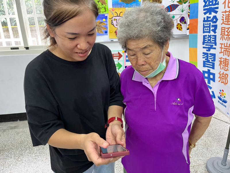 長者使用APP時有不懂的，老師替長者解惑