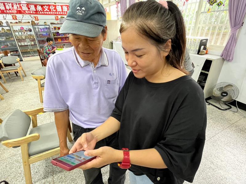 長者在學習過程中，又不了解處，老師進行實際操作解答