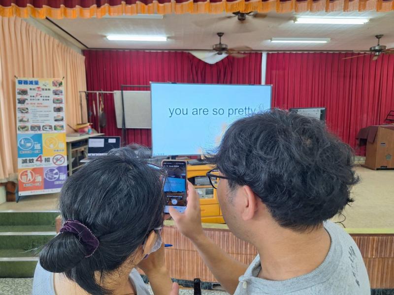 老師教學員使用智慧鏡頭的翻譯功能。