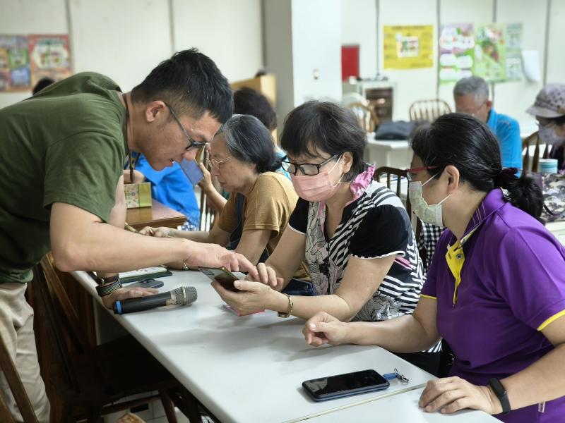 老師耐心回答學員於影片後製剪輯過程中遇到的問題