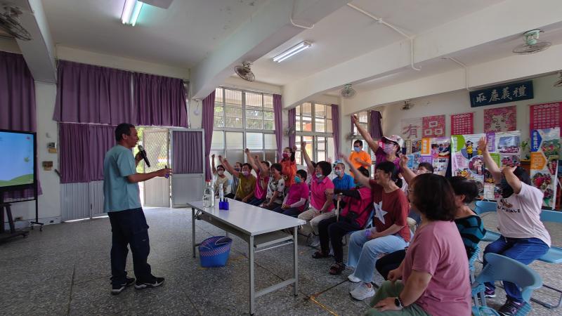 為了測驗學員有沒有認識，來個搶答，看誰手舉得快