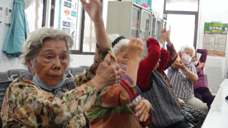 下載完後可以一起跟著手機做運動