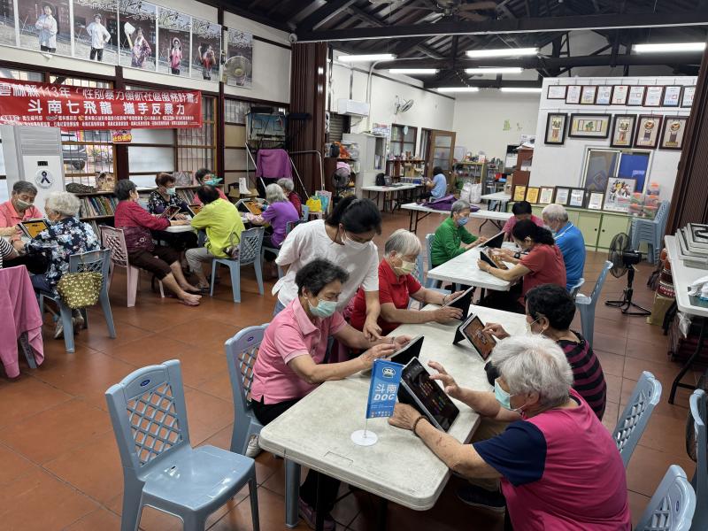 ！長輩嘗試數位電子產品！