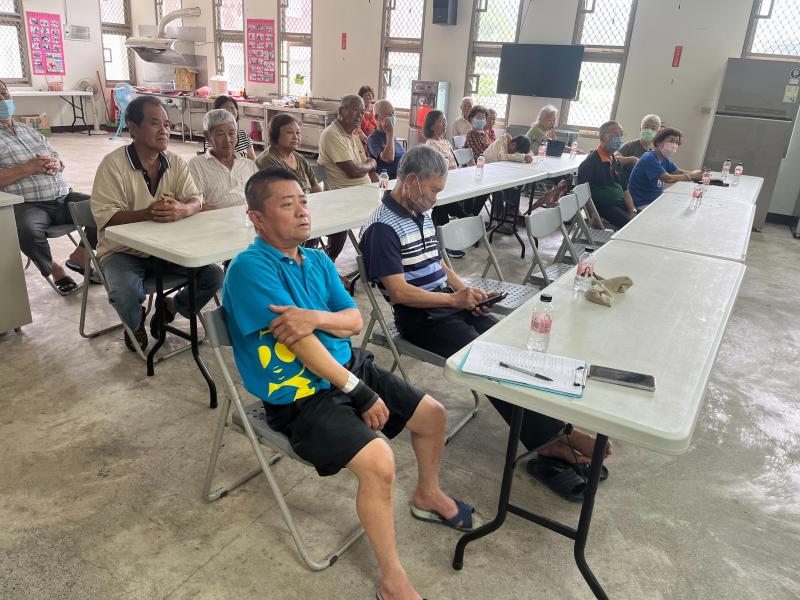 老師播放影片給長輩看，每位長輩都非常專注地觀看。