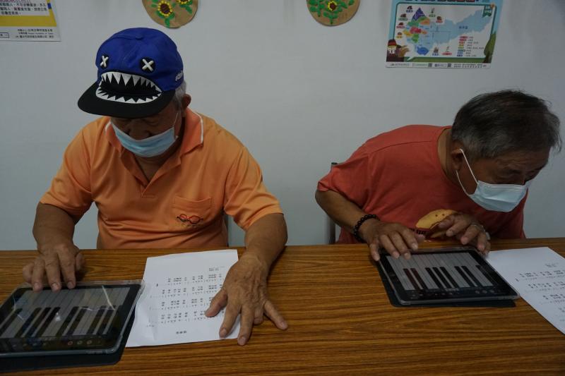 一起練習彈奏數位鋼琴，共創美妙的音樂時光。