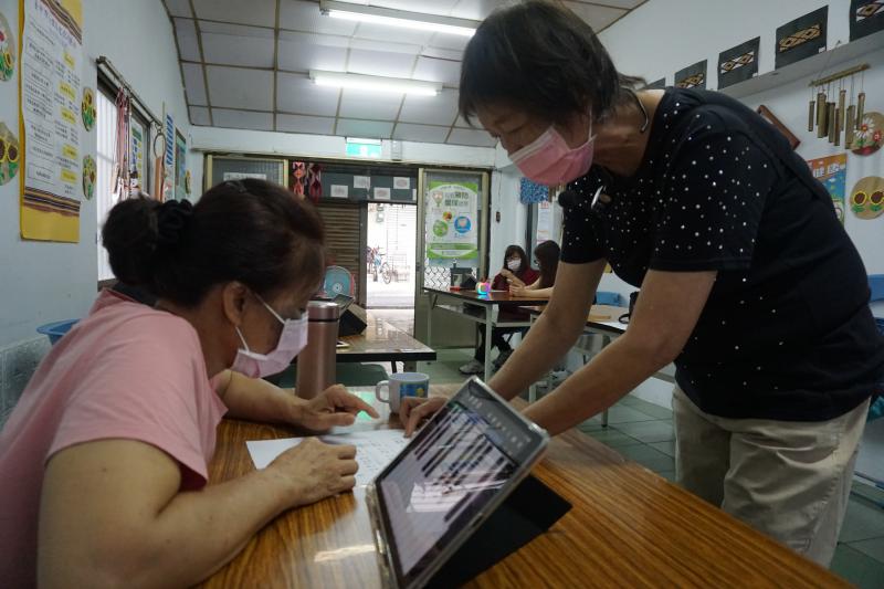 鋼琴老師來當數位志工，教導學員看譜彈奏。