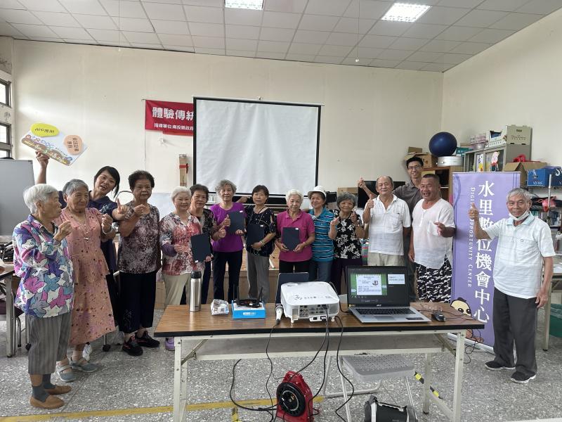 課後大合照捕捉美好學習畫面.