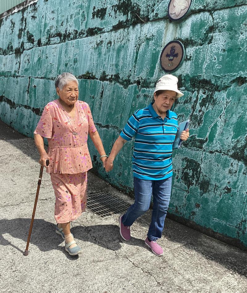 長輩戶外拍攝手牽手，留下美好學習回憶照片.