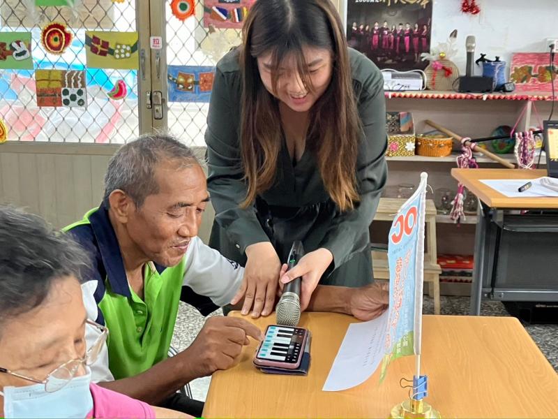 指導老師關資雅與學員互動情形。