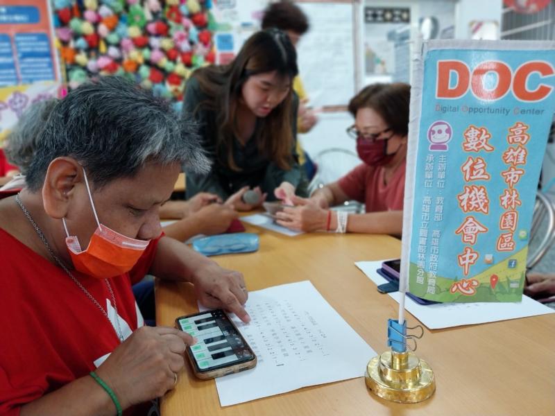 學員用APP軟體彈奏情形。